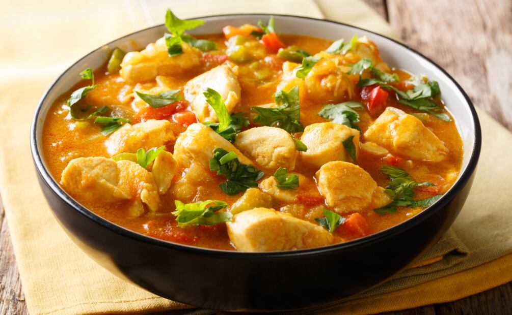 Plato de pollo con pimientos "al albañil". Foto: iStock