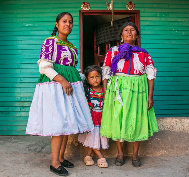 Las mujeres bordadoras se han vuelto parte importante del sostén económico de las familias en Tijaltepec. Foto: Juana García | El Universal