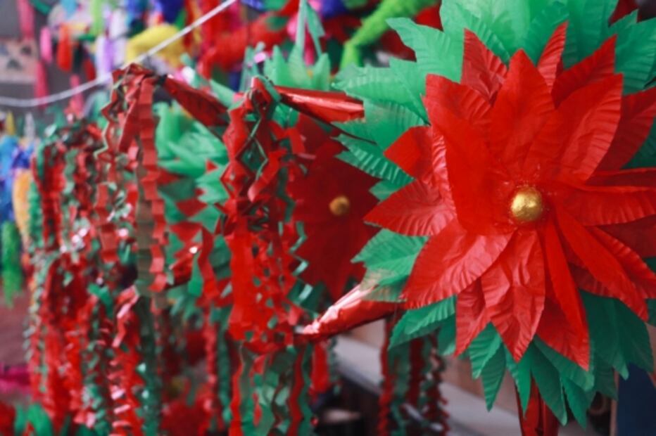 Inicia tercera feria navideña en Xochimilco con venta de esferas, piñatas y peluches