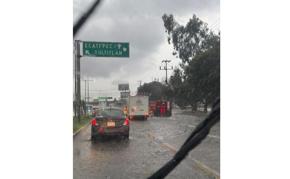 La Avenida Centro Industrial, con rumbo a la colonia Izcalli del Valle y sobre el Boulevard Reforma también hay encharcamientos que mantienen la circulación lenta.
Foto: Especial.