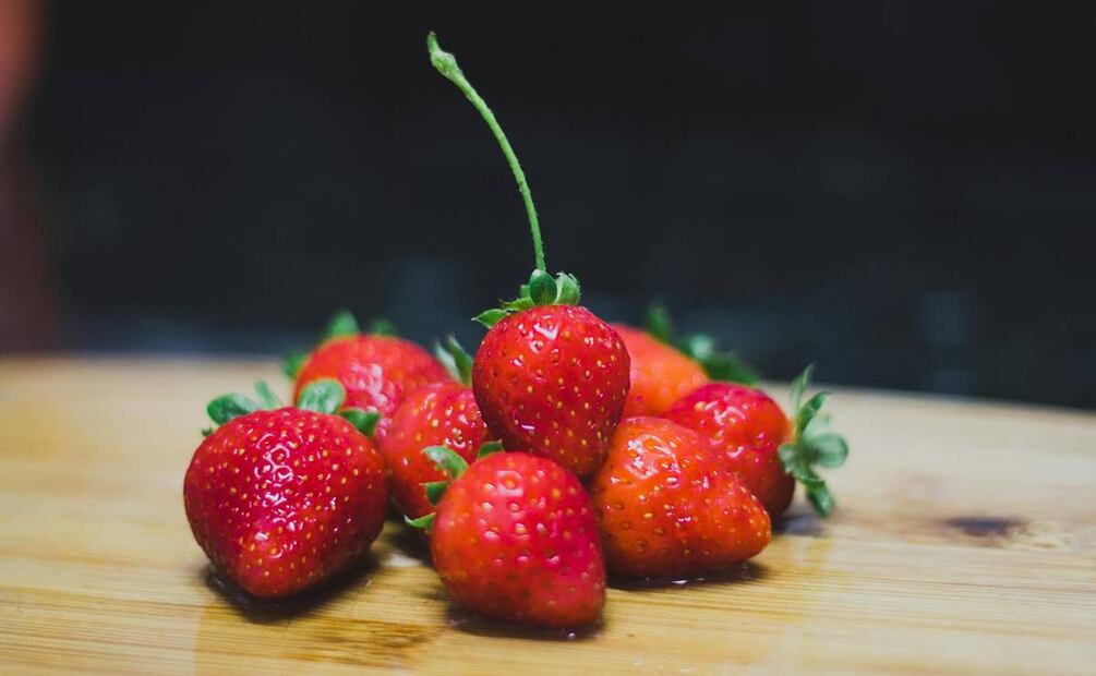 ¿Qué pasa si quitas el tallo de las fresas antes de desinfectarlas? Foto: Pexels