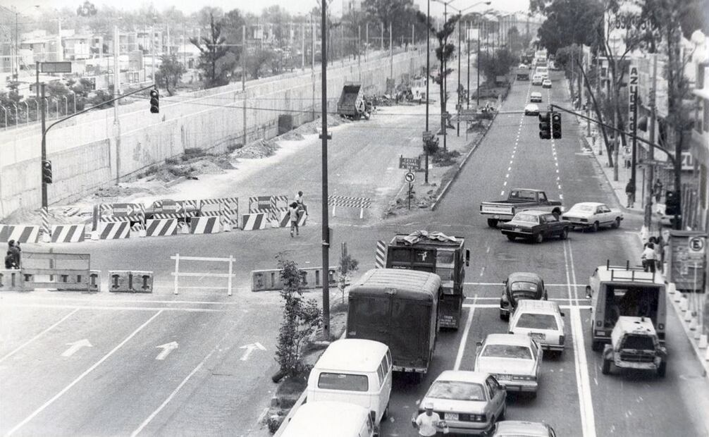 En los años setenta el sistema de transporte público del Distrito Federal se encontraba en plena fase de desarrollo; algunos proyectos dieron paso a otros. El de los tranvías era un caso difícil porque en la época hasta estos vehículos congestionaban sus vías, de modo que las calles de la zona no vieron que se realizara dicha propuesta. Archivo EL UNIVERSAL.