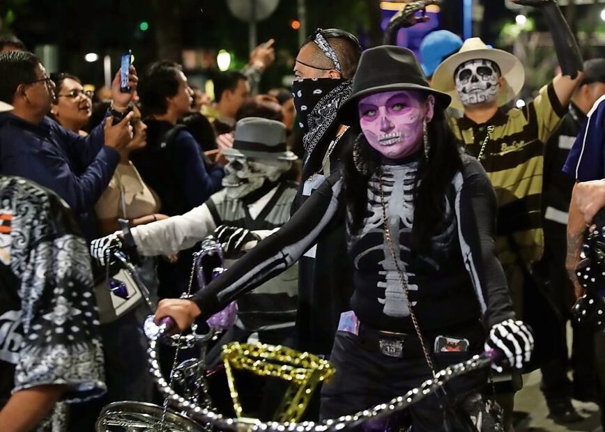 También desfilaron, en sus motocicletas, los bikers disfrazados de calaveras. Foto: Iván Montaño / El Universal 