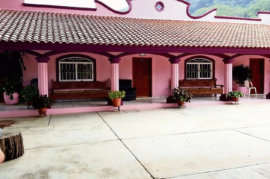 La enorme finca de Consuelo Loera, viuda de Guzmán y madre de Joaquín El Chapo Guzmán Loera, luce vacía y no se ven candados en las puertas. Tiene la apariencia de que sus habitantes salieron de prisa (JAVIER CABRERA. EL UNIVERSAL)