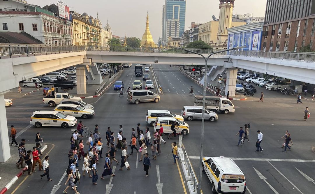 Peatones cruzan una calle cerca de la pagoda Sule en Yangon, Myanmar, el lunes 29 de abril de 2024. Varios países del sureste asiático enfrentan una ola de calor. (Foto AP)
