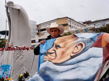 FOTOS: Con un gran mural, artista mexicano de los dramas lleva un mensaje de apoyo al papa Francisco