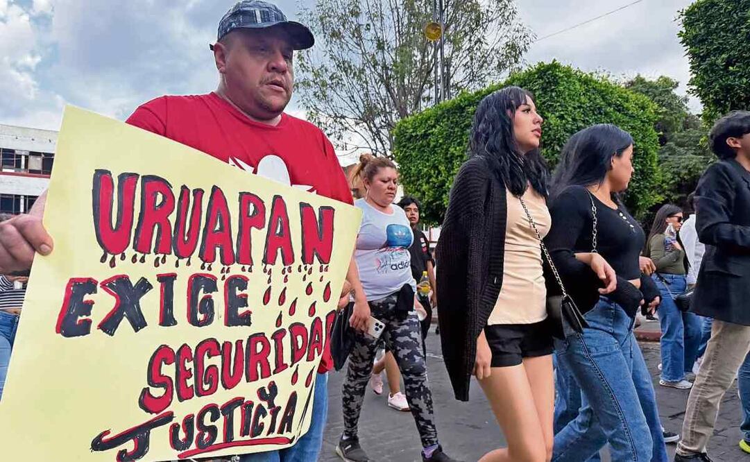 Pobladores de Uruapan marcharon ayer para exigir justicia por el asesinato del presidente municipal Carlos Manzo, ocurrido el sábado pasado. Foto: Carlos Arrieta / EL UNIVERSAL