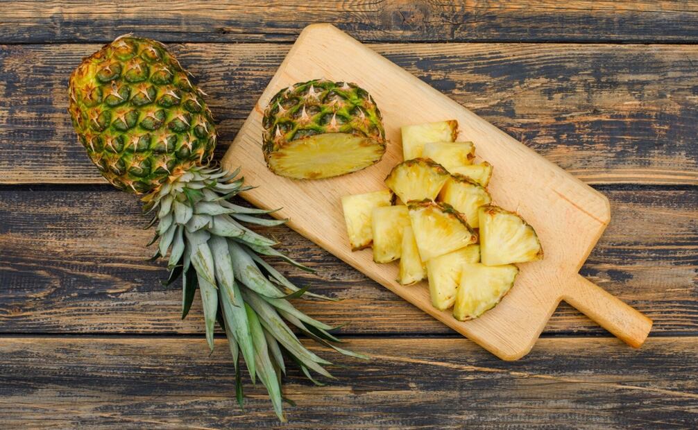 No tires la cáscara de piña, ya que puede reutilizarse en la preparación de alimentos. Foto: Freepik