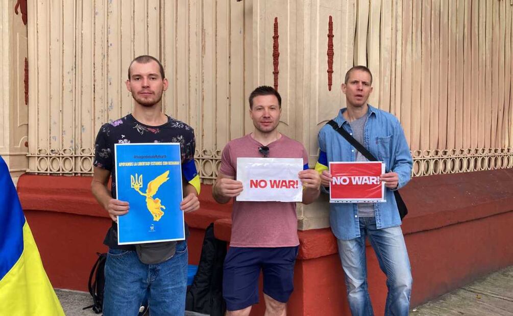 El grupo de manifestantes muestra su descontento por la guerra frente a la sede diplomática. Foto: Gaspar Betancourt. EL UNIVERSAL