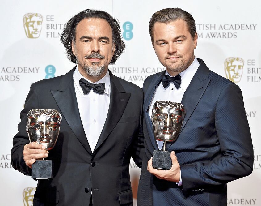 Alejandro González y Leonardo DiCaprio posaron juntos en el Royal Opera House con sus premios a Director y Actor (AGENCIAS)
