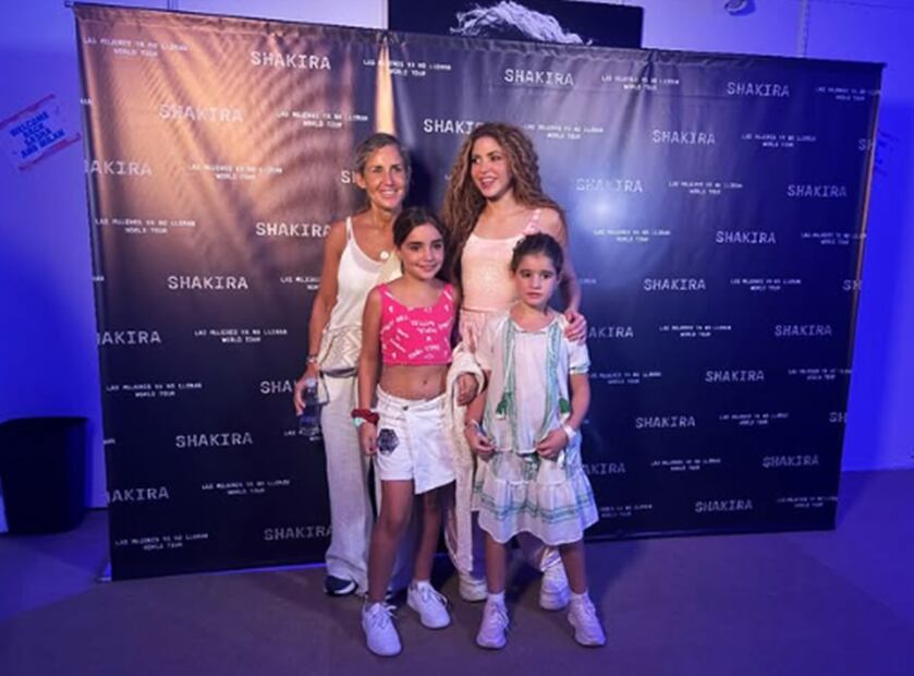 Agustina, hermana de Antonio de la Rúa, sus hijas y Shakira en el backstage de "Las mujeres ya no lloran World Tour".
Foto: Instagram, vía @agusdelarua