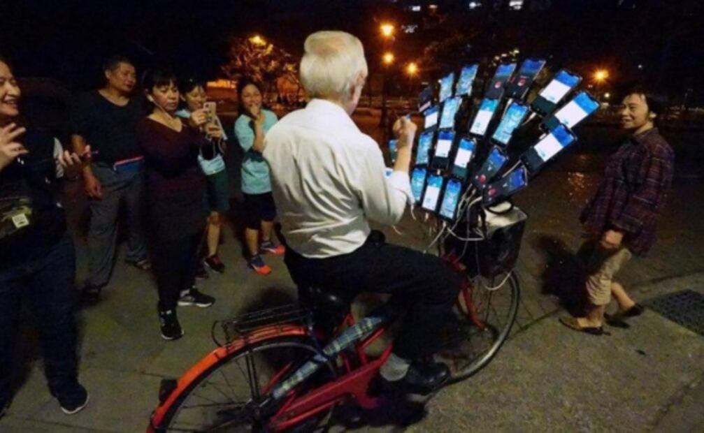 "Tío Pokémon" tiene 70 años y recorre Taiwán con 24 celulares sobre su bicicleta