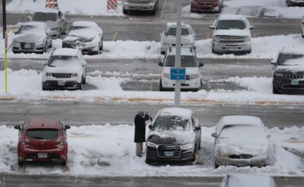 Cancelan cientos de vuelos por primera gran tormenta invernal en EU