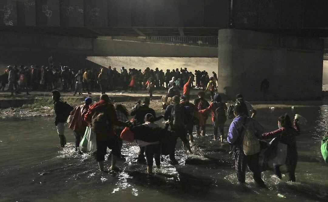 Cientos de Migrantes cruzan el Río Bravo en Ciudad Juárez, México, rumbo a Estados Unidos. Foto: EFE