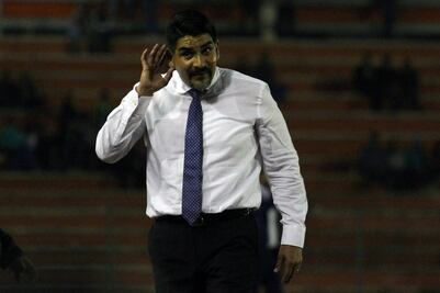 Ricardo Rayas arroja agua a reportero