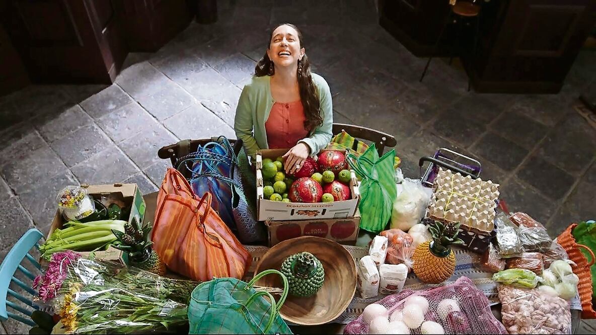 Mariana Treviño interpreta a una solitaria chef que hace cenas de Navidad. Fotos: Vix y EFE