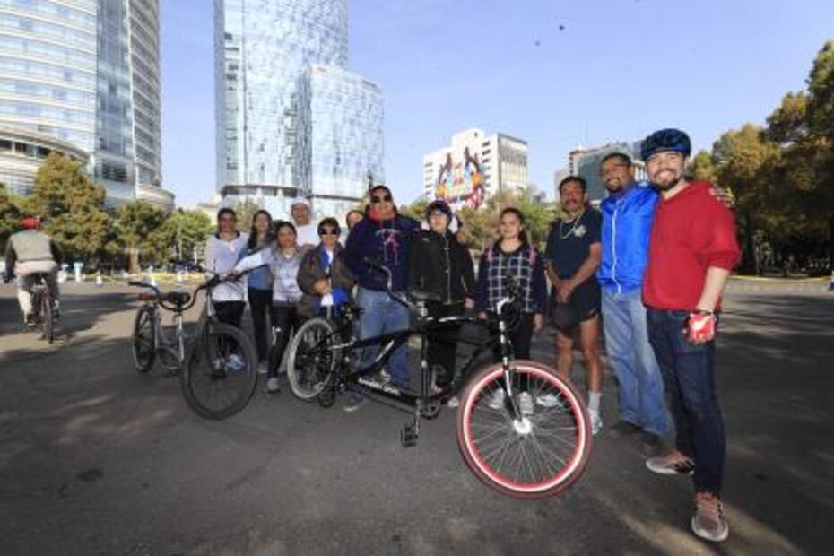 Ayudan a ciegos a pasear en bici por la ciudad