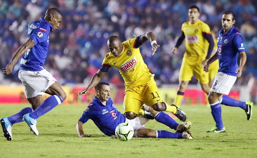 Luis Pera y “Chaco” Giménez, del Cruz Azul, disputan el balón a “Chucho” Benítez del América durante el partido de ida de la final del 2013. Foto: José Méndez/EFE.