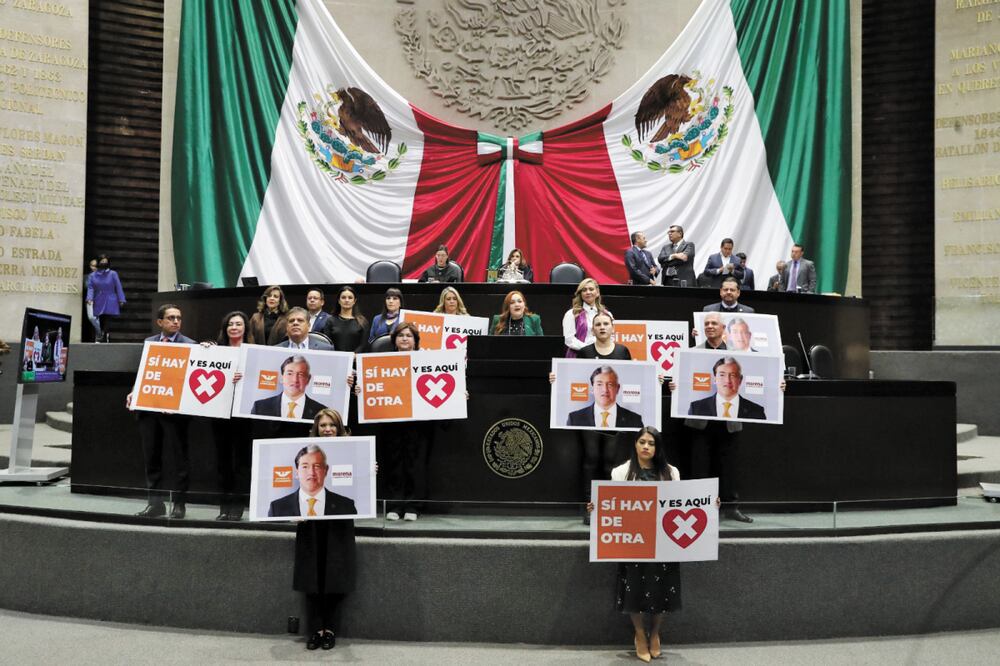 En la Cámara de Diputados, panistas sacaron carteles con los rostros unidos de Andrés Manuel López Obrador y Samuel García. Foto: Especial