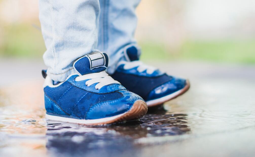 Cuida tus zapatos durante la temporada de lluvias. Foto: Freepik