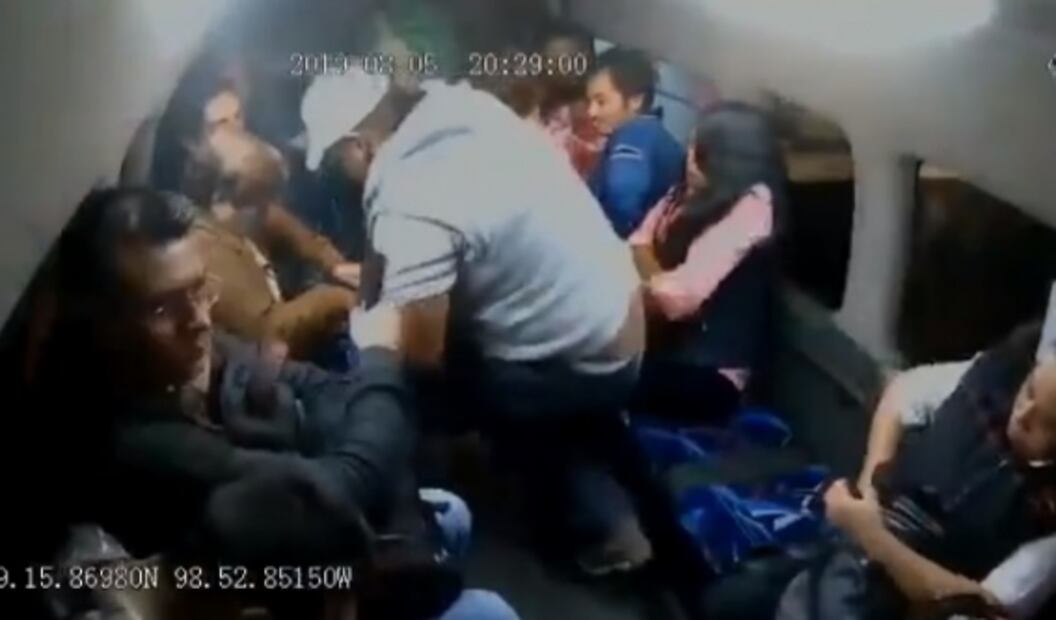 Con balazo, golpes e insultos asaltan a pasajeros de combi en Chalco