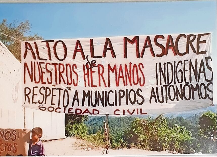 La población de Acteal pintó mantas exigiendo poner un alto a las masacres en contra de indígenas