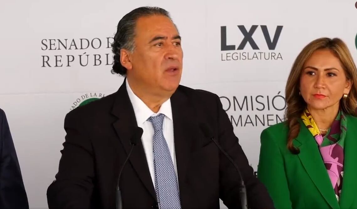 En rueda de prensa en la sede del Senado, expusieron que en la Ciudad de México se están multiplicando los anuncios espectaculares y bardas pintadas de Sheinbaum. Foto: especial