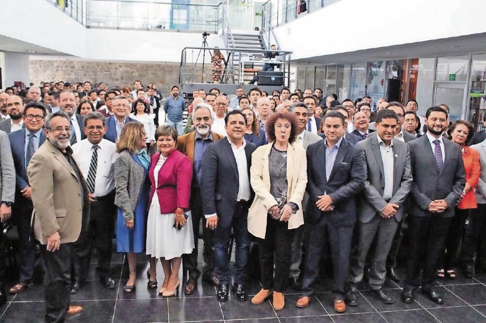 Miembros de la comunidad científica se reunieron en San Lázaro hace unos días para expresar su rechazo a la nueva ley de ciencia. Entre los participantes estaba Julia Tagüeña (al frente, de saco beige), quien coordinó las mesas de diálogo.(CORTESÍA) 