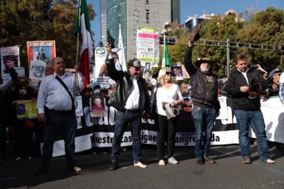 Marcha por la Verdad avanza sobre Reforma hacia Palacio Nacional