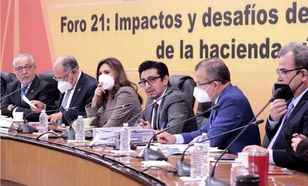 Chocan economistas y CFE por impacto en la hacienda pública durante foro de la reforma eléctrica 
