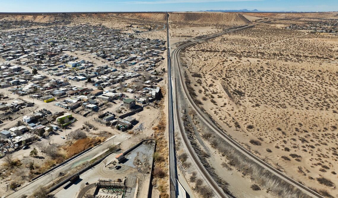 Imagen tomada con un dron el 4 de febrero de 2025 de una parte del muro fronterizo entre México y Estados Unidos, en Ciudad Juárez. Foto: Xinhua