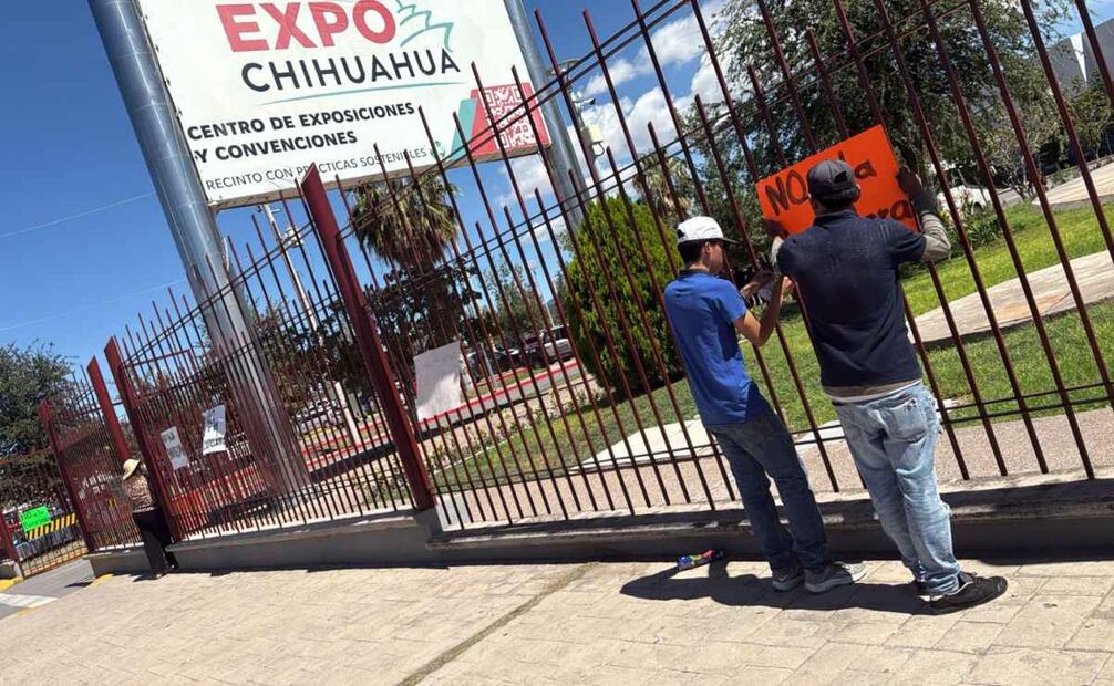 Ciudadanos se manifiestan afuera del Centro de Convenciones Expo Chihuahua en contra de la senadora Andrea Chávez y el coordinador del partido en la Cámara alta, Adán Augusto López, este domingo 7 de septiembre de 2025. Foto: Especial