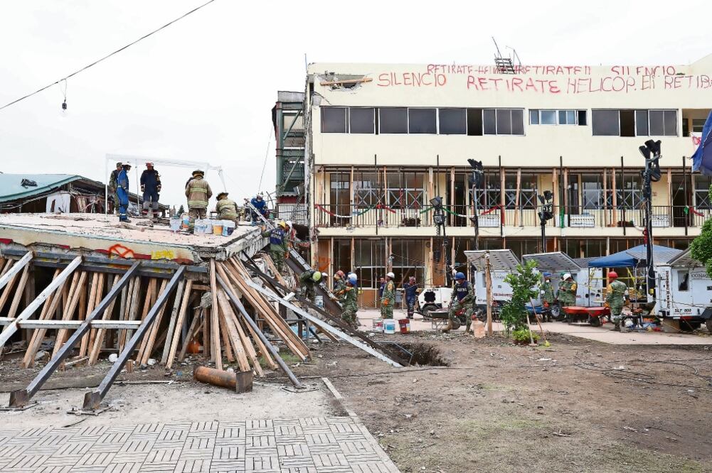 El complejo del colegio se amplió en tres etapas, una de las últimas fue la que se cayó, de cuatro pisos. Sólo se mantuvo en pie otro de los edificios, también de cuatro niveles; sin embargo, este último está apuntalado. (ARIEL OJEDA. EL UNIVERSAL)