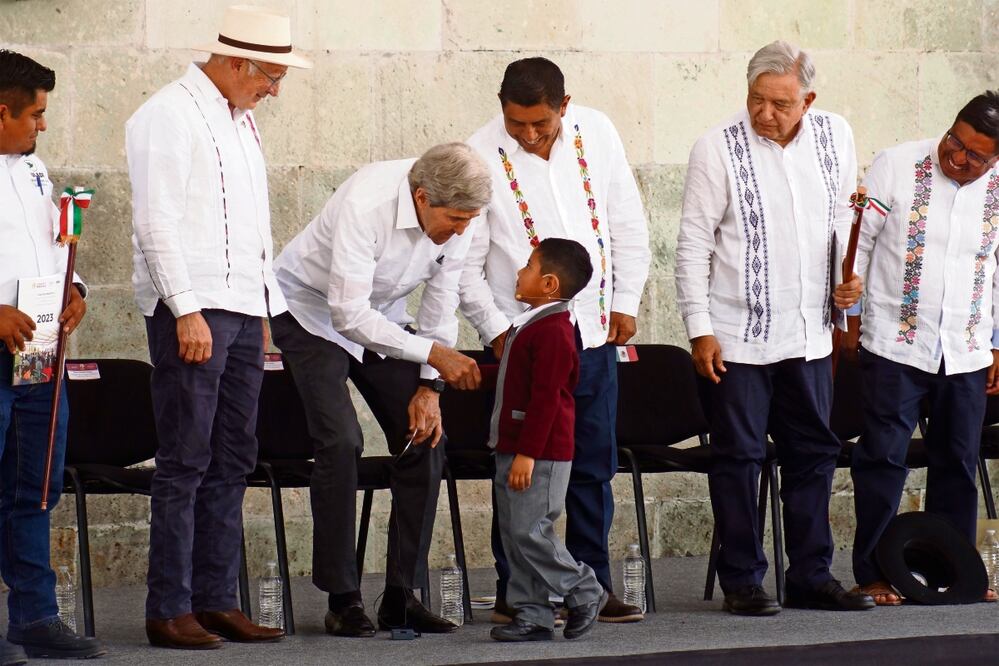 John Kerry, enviado especial del presidente de EU, Joe Biden, saluda de mano a un niño durante la conmemoración del natalicio de Benito Juárez, en San Pablo, Guelatao. Oaxaca.  Foto: Edwin Hernández / EL UNIVERSAL