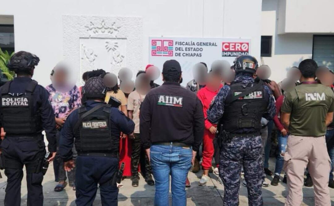 Los 23 migrantes, entre ellos 18 de Haití, cuatro de Cuba y uno de origen brasileño, estaban abandonados en el "Hotel Palomares" en Chiapas (02/05/2025). Foto: Cortesía FGE de Chiapas