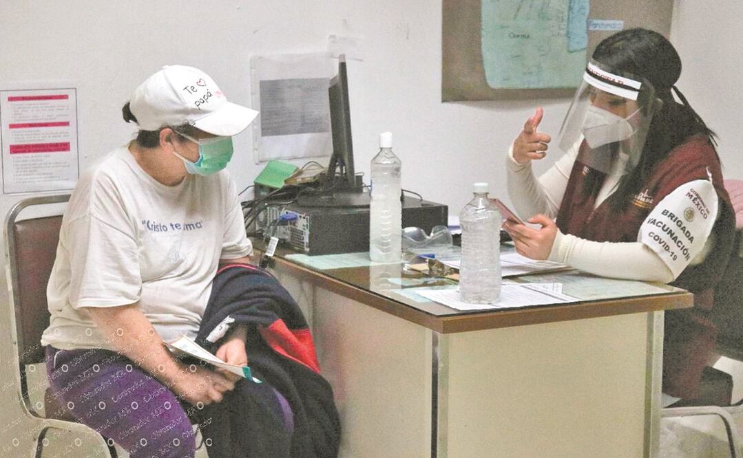 El gobierno federal y la Secretaría de Salud giraron instrucciones a los servidores de la nación para dejar de fotografiar a la credencial del INE y a los adultos mayores que acudan a vacunarse a los módulos. Foto:FERNANDA ROJAS. OBTURADOR. MX