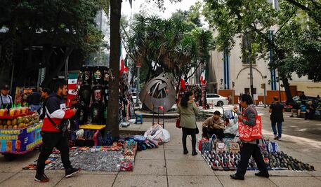 FOTOS: Tras plan de reubicación, vendedores ambulantes torean autoridades en Paseo de la Reforma  