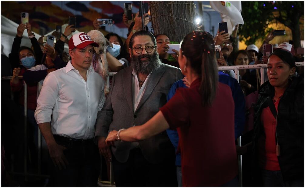 Murat le presenta colaborador a Sheinbaum en Metepec, Edomex. Foto: Diego Simón/ EL UNIVERSAL