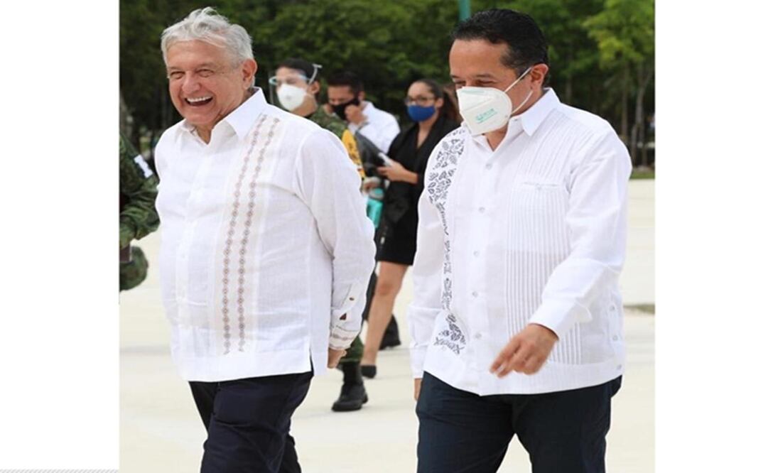 Foto: Especial. López Obrador durante la gira por Quintana Roo llenó de halagos al mandatario estatal, Carlos Joaquín González.