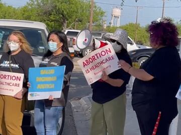 Detienen y acusan de asesinato a joven en Texas por "aborto autoinducido"