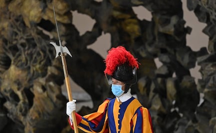 Al menos 11 guardias suizos, protectores del Papa Francisco, dan positivo a Covid-19