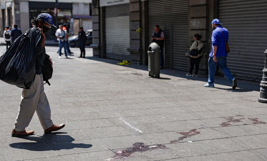 Sólo dos elementos de la Secretaría de Seguridad Ciudadana de la CDMX hacen guardia en la calle de Motolinía donde ayer jueves fue atacada a balazos la líder de comerciantes, Diana Sánchez Barrios. Foto: especial
