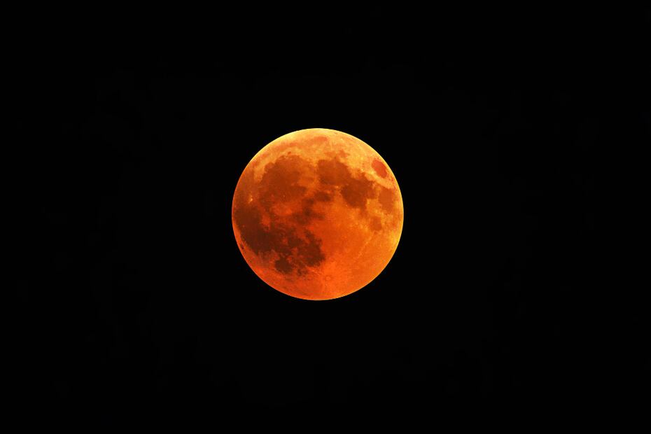 Durante un eclipse lunar, la Luna toma un tono rojizo. Foto: Freepik