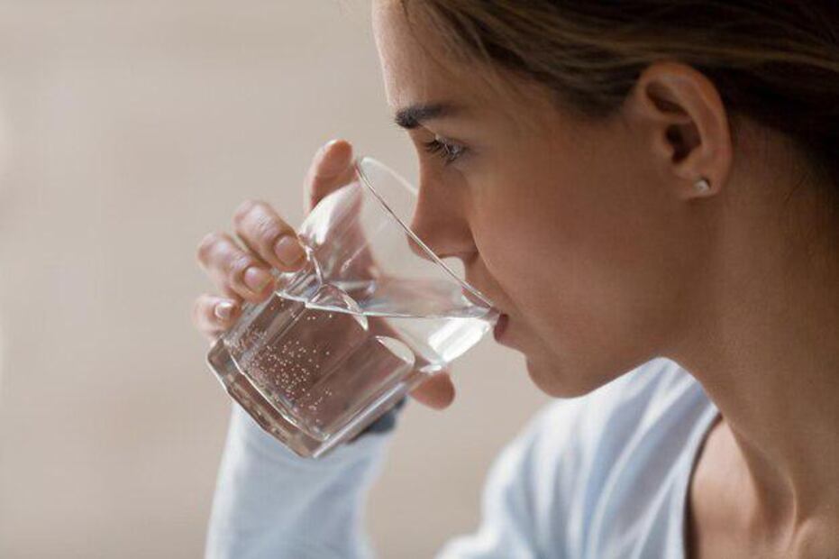 El agua siempre es el mejor aliado para la hidratación. Fuente: Freepik.