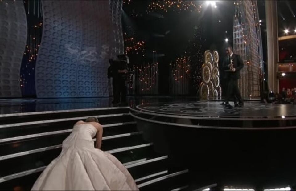 ¡Al estilo Jennifer Lawrence! Jessica Chastain sufre caída en los SAG Awards 2023