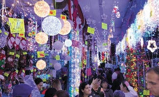 Artículos navideños invaden los comercios del Centro Histórico