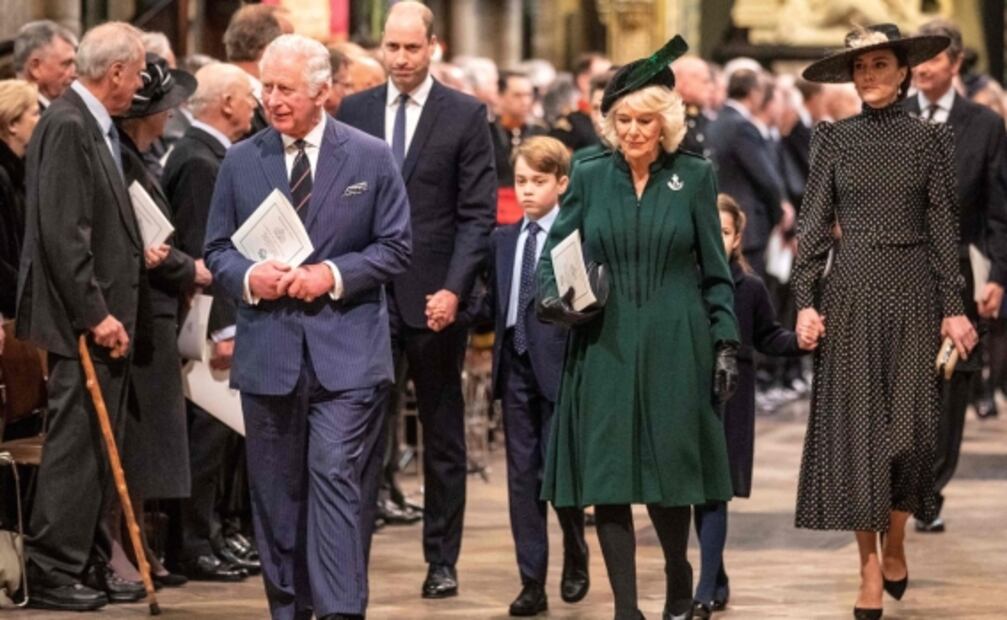 Reina Isabel II reaparece "con paso lento" en acto público tras sufrir problemas de salud