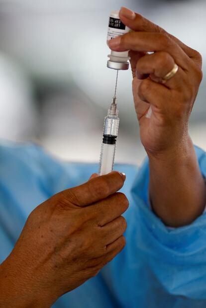 Pfizer evalúa si una tercera dosis de su vacuna es capaz de combatir a la variante Delta 