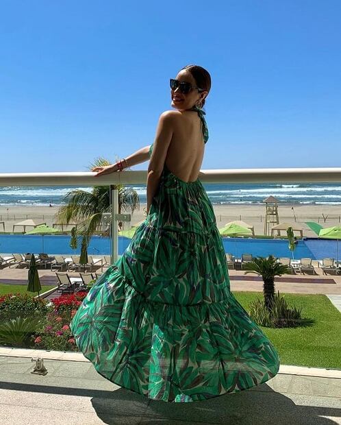 Cynthia Rodríguez derrocha sensualidad con traje de baño de flores