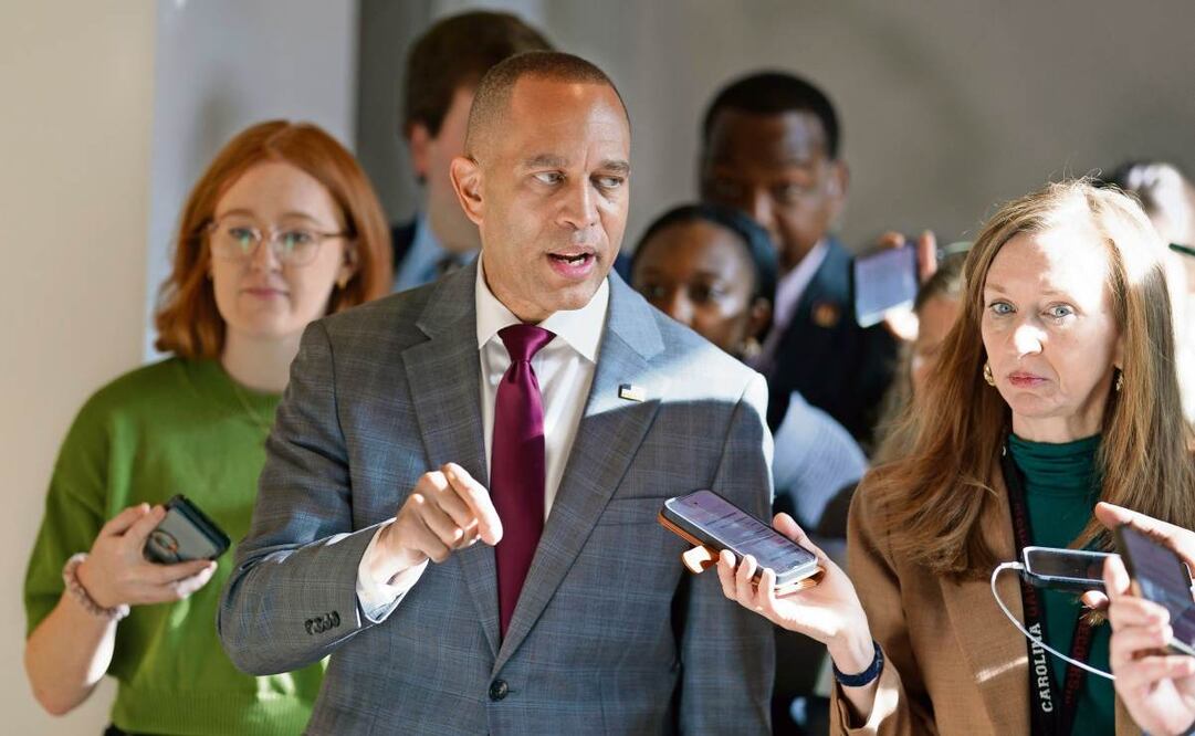 El líder de la minoría demócrata de la Cámara de Representantes de EU, Hakeem Jeffries, ayer en el Capitolio en Washington. Foto: Will Oliver | EFE